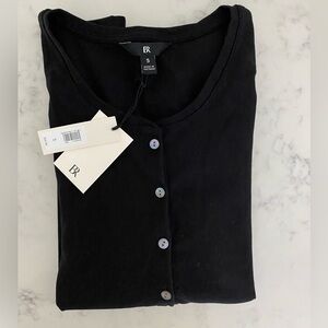 NWT Banana Republic long sleeve Henley, shell buttons.